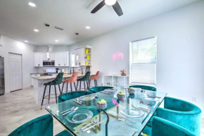 Chic and Bright Tampa Home about 5 Mi to Downtown!